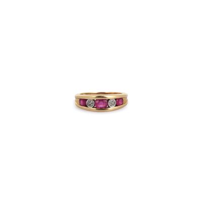 une bague en or jaune sertie de saphirs roses et de diamants