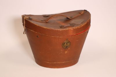un vieux chapeau marron posé sur une table