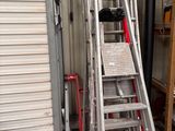 une échelle appuyée contre un bâtiment