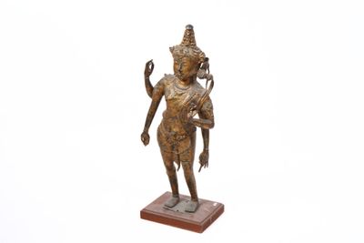 statue en bronze d'une femme tenant un oiseau sur une base en bois