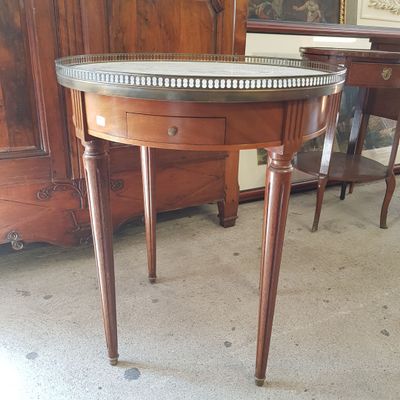 une table surmontée d'un miroir dans une pièce