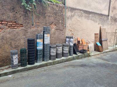beaucoup de déchets sur le bord de la route
