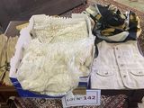 un tas de vêtements posés sur une table, avec une étiquette de prix