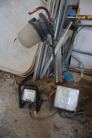 Projecteur de chantier sur pied, 1 SCEL et 1 MAKITA