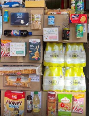 de nombreuses caisses de nourriture et de boissons empilées les unes sur les autres