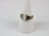 un gros plan d'une bague posée sur un cône blanc