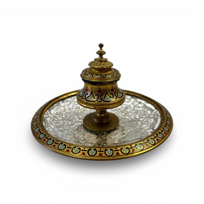 une image représentant une assiette en or ornée d'un motif décoratif