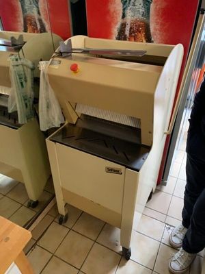 une femme debout devant un appareil dans une cuisine