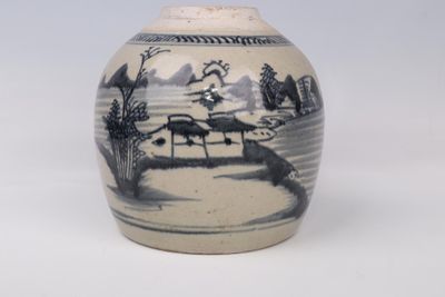 un petit vase avec un tableau posé sur une table