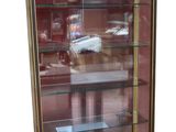 une vitrine en verre contenant une voiture