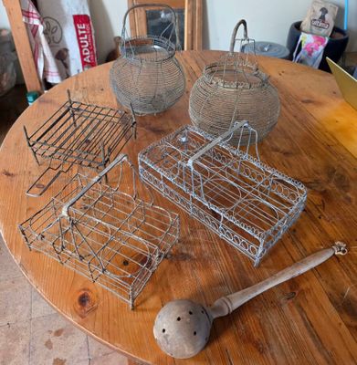 une table sur laquelle sont posés plusieurs paniers