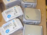 quatre boîtes de savon posées sur le plan de travail d'une cuisine