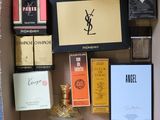 une boîte remplie de parfums et d'autres objets