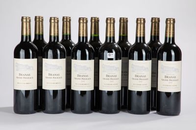 six bouteilles de vin rouge sont alignées