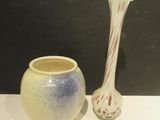 deux vases posés sur une table l'un à côté de l'autre