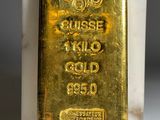 un lingot d'or posé sur un bloc de marbre