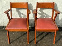 Paire de fauteuils à pieds compas et garniture en skaï rouge…