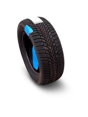 un gros plan d'un pneu posé sur une surface blanche, orné d'une bande bleue