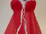 une robe rouge suspendue à un cintre au mur
