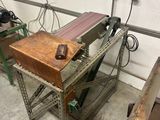 une photo d'un établi dans un atelier, avec des outils