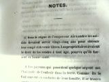 un gros plan d'un morceau de papier sur lequel on a écrit
