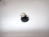 une bague posée sur un socle noir