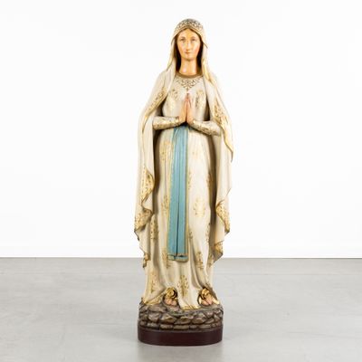 a statue of a woman with a crown on her head