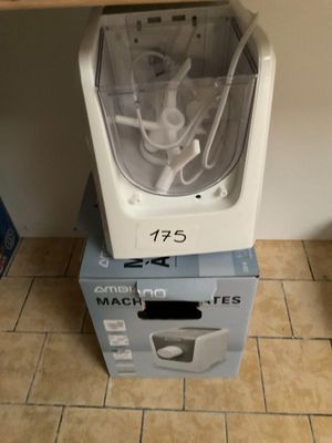 deux cartons empilés l'un sur l'autre par terre