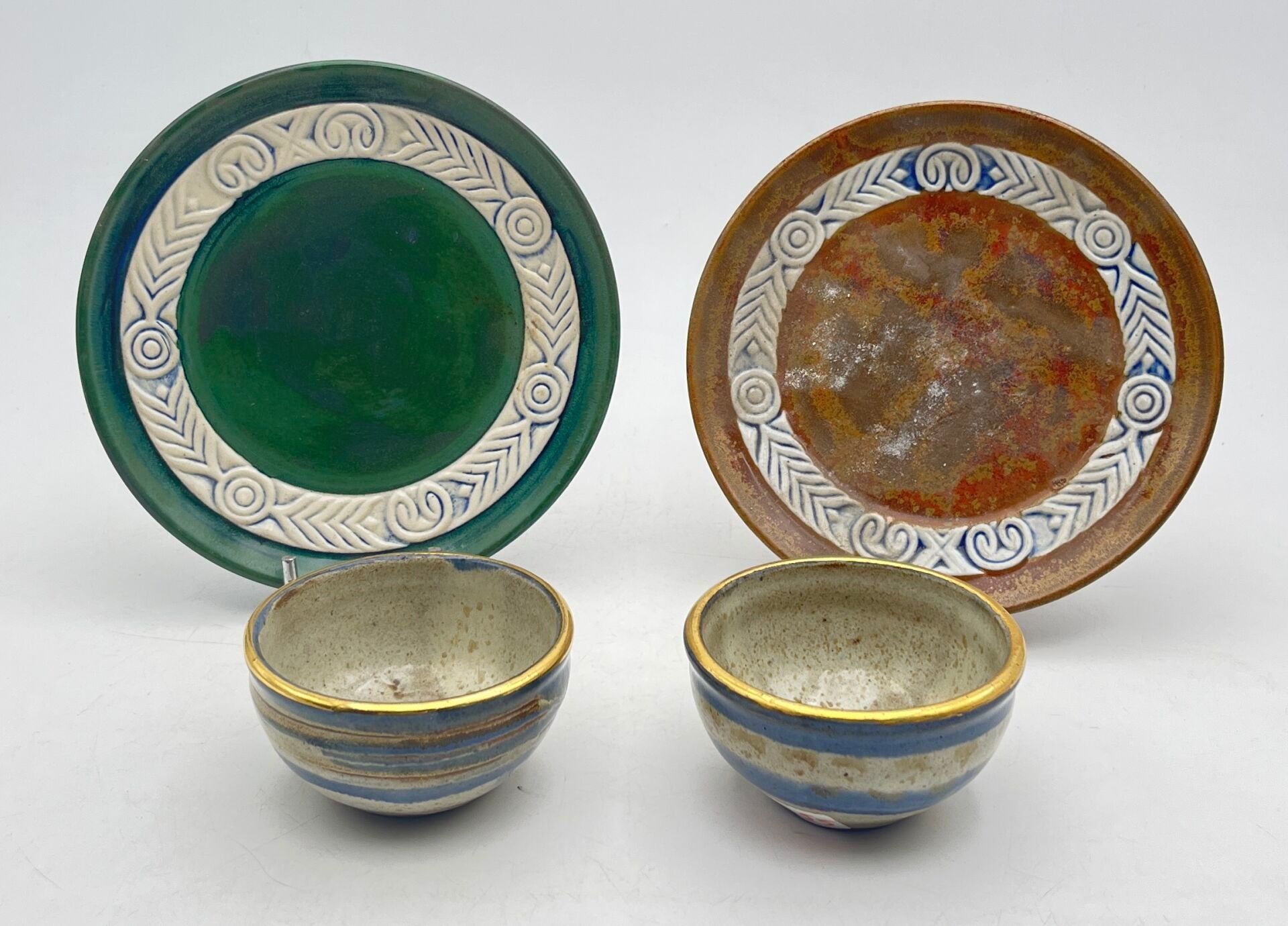 Ensemble de deux assiettes et de deux petites soucoupes en faïence et grès à décor de motifs celtiques et de dégradé ...