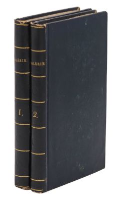 un livre noir orné d'une bande dorée sur la couverture et un livre noir orné d'une bande dorée au dos