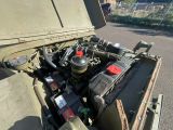 un vieux véhicule militaire dont le moteur se trouve à l'arrière