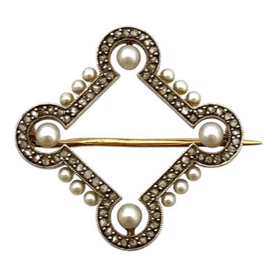 un gros plan d'une broche ornée de perles