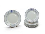 deux assiettes ornées de motifs bleus et blancs sont empilées l'une sur l'autre