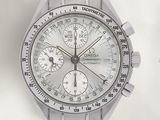 une montre en argent avec un cadran blanc sur fond blanc