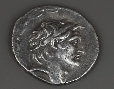 Gros plan sur une pièce d'argent portant le visage d'un homme