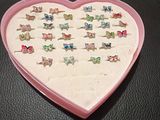 une boîte rose en forme de cœur, décorée d'une multitude de petits animaux