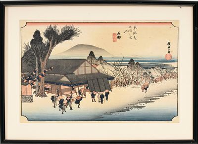 tableau représentant des personnes se promenant sur la plage devant une cabane
