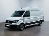 La camionnette blanche est garée dans la pièce vide de l'immeuble.