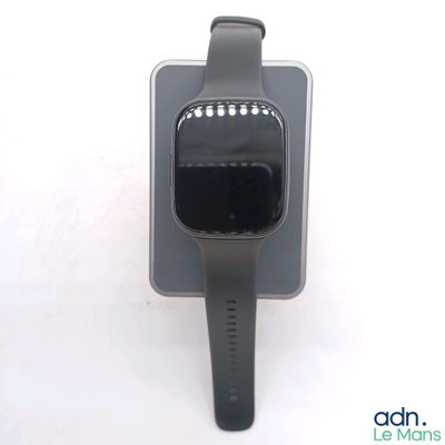 une montre connectée fixée au mur