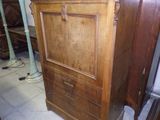 une armoire en bois avec un tiroir en dessous