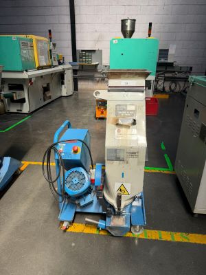 a machine that is sitting in the middle of a room