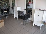 une photo d'un salon avec un fauteuil et un bureau