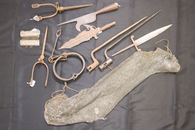 un grand nombre d'outils posés sur une table