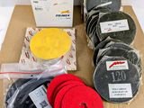 Plusieurs types de disques abrasifs se trouvent dans une boîte en carton