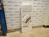 un radiateur blanc situé contre un mur