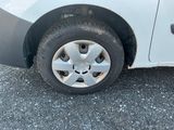 une voiture blanche qui a un pneu crevé
