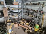 un garage rempli d'une multitude d'outils et de matériel