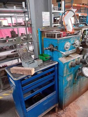 une machine bleue qui se trouve dans une usine