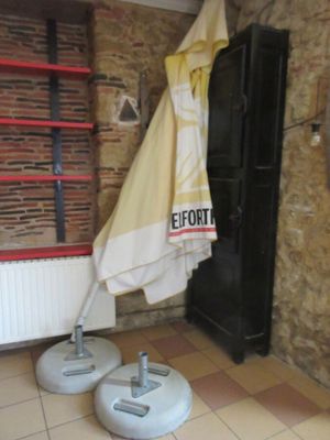 une serviette jaune accrochée à un crochet dans une pièce