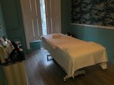 une chambre avec un lit et un bureau